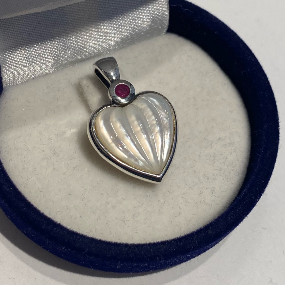 Vintage 925 SS Mother of Pearl Heart pendant with Ruby Diamond. - Picture 3 of 10
